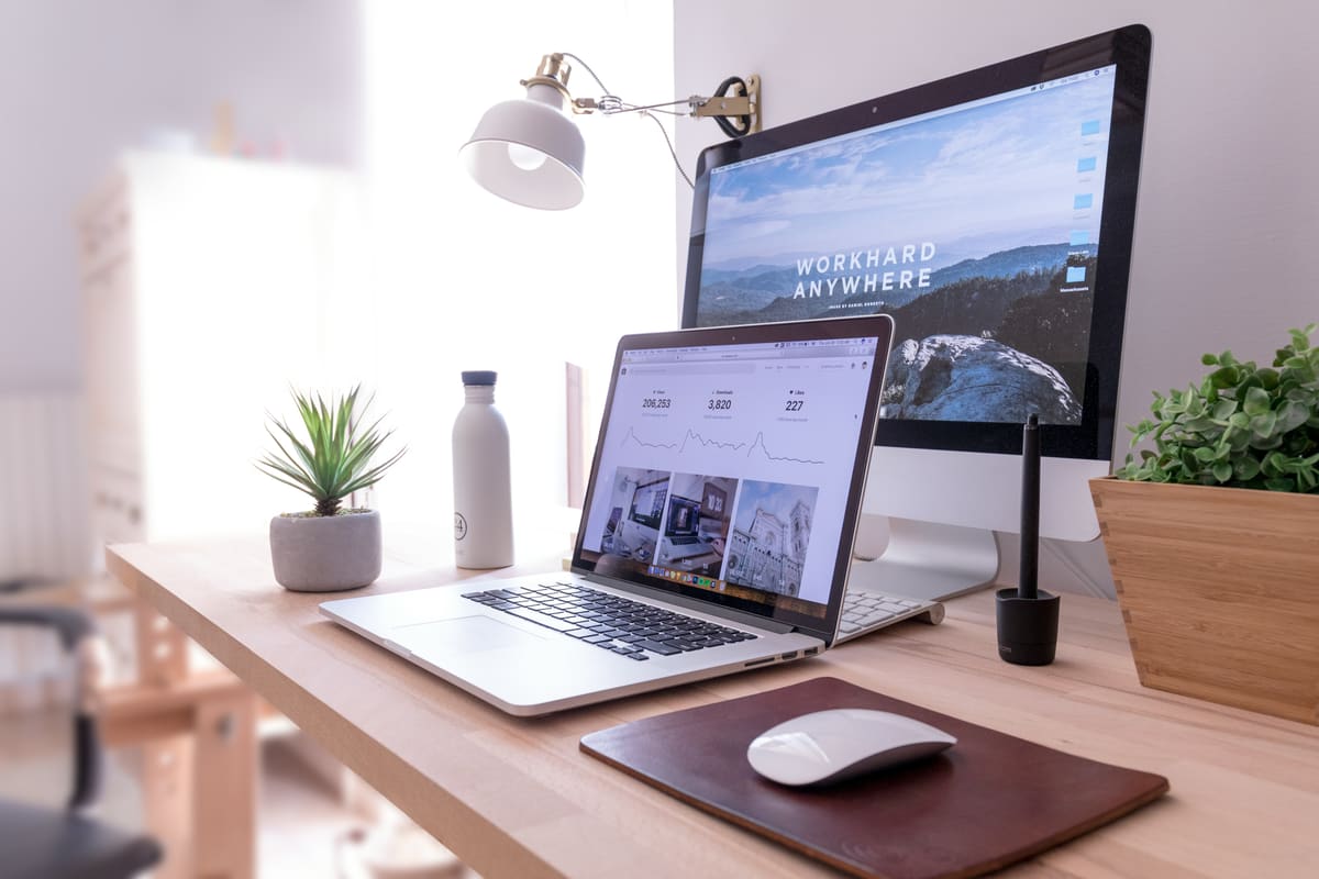 Web tasarım sürecinde dizüstü bilgisayar ekranında tasarım çalışması